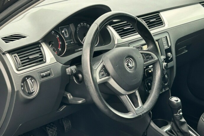 skoda-rapid-bensin-2015-big-8