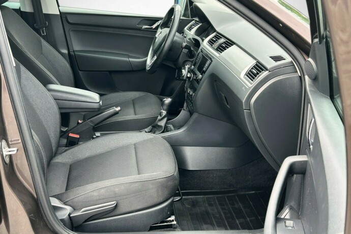 skoda-rapid-bensin-2015-big-10