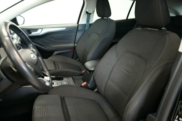 ford-focus-bensin-2020-big-16