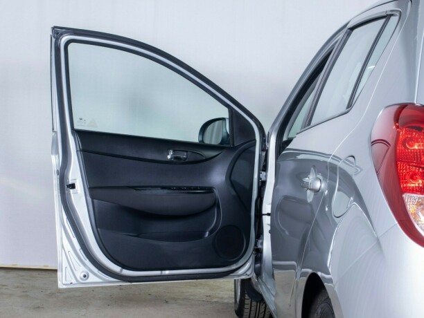 hyundai-i20-bensin-2013-big-18