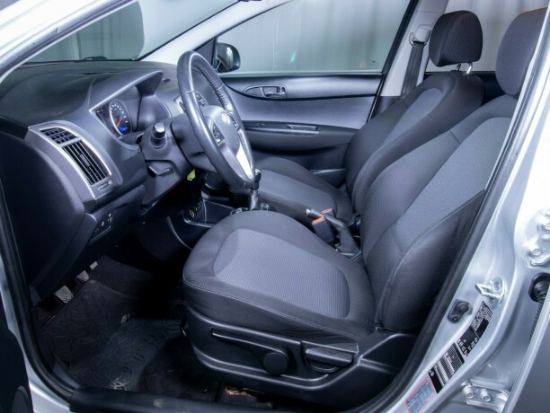 hyundai-i20-bensin-2013-big-35