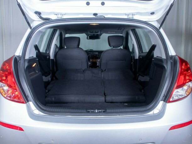 hyundai-i20-bensin-2013-big-12