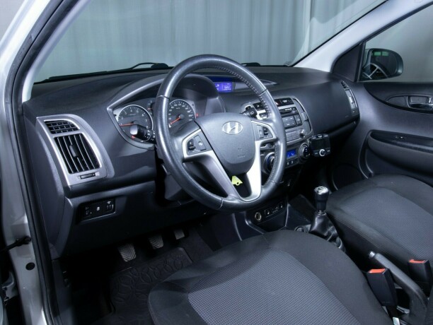 hyundai-i20-bensin-2013-big-34