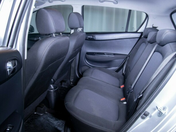 hyundai-i20-bensin-2013-big-38
