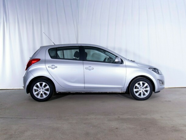 hyundai-i20-bensin-2013-big-5