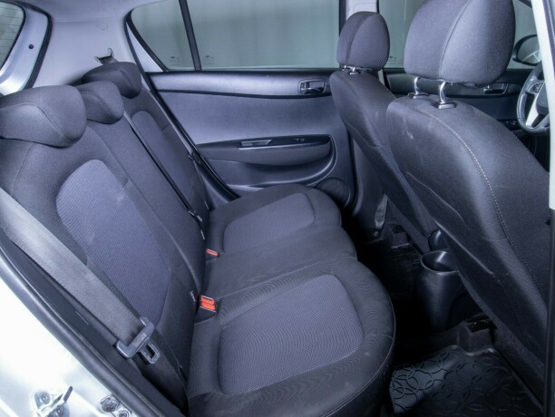 hyundai-i20-bensin-2013-big-43