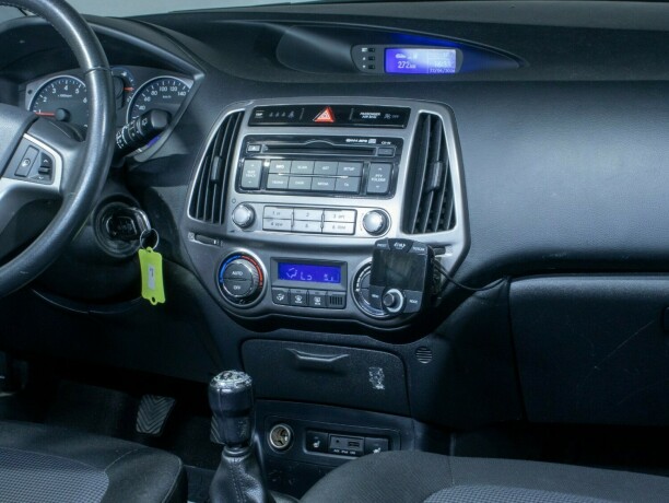 hyundai-i20-bensin-2013-big-17