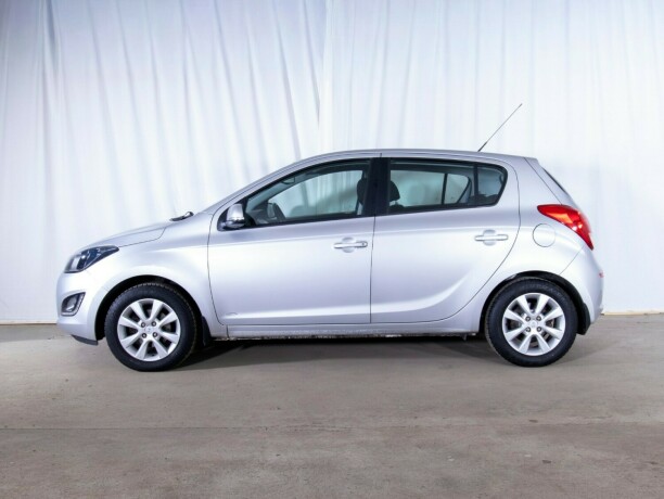 hyundai-i20-bensin-2013-big-4