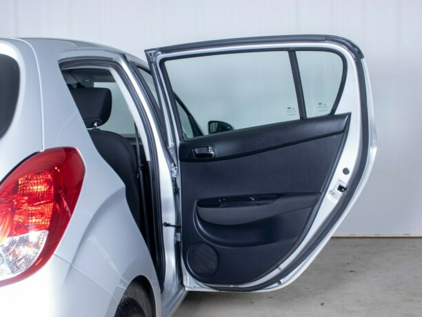 hyundai-i20-bensin-2013-big-14