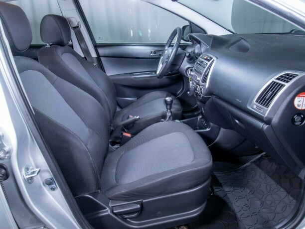 hyundai-i20-bensin-2013-big-40