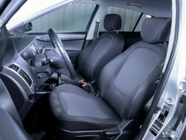 hyundai-i20-bensin-2013-big-36