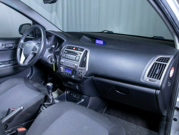 hyundai-i20-bensin-2013-big-39