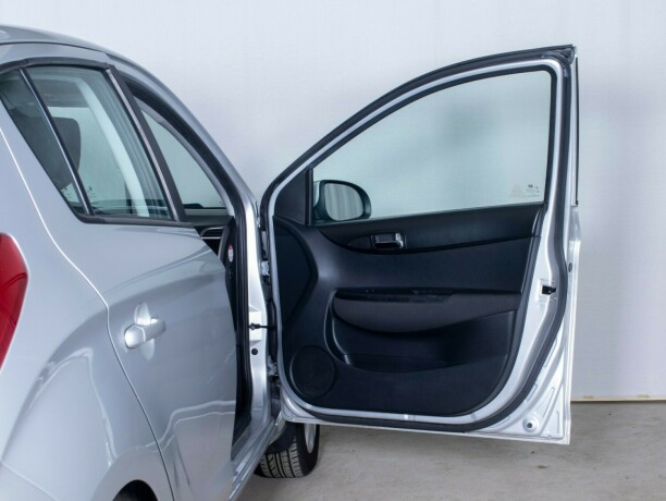 hyundai-i20-bensin-2013-big-13