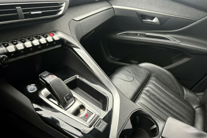 peugeot-5008-bensin-2018-big-15