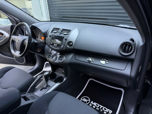 toyota-rav4-bensin-2009-big-10