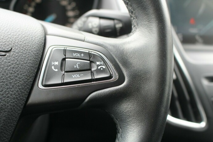 ford-focus-bensin-2017-big-13