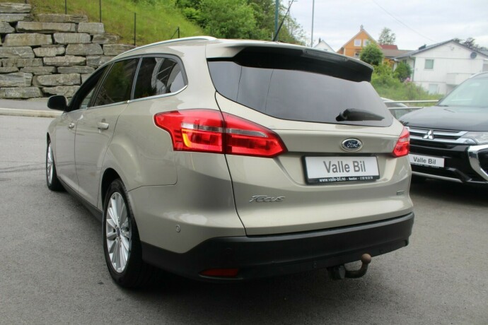 ford-focus-bensin-2017-big-2