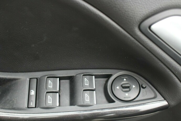 ford-focus-bensin-2017-big-6