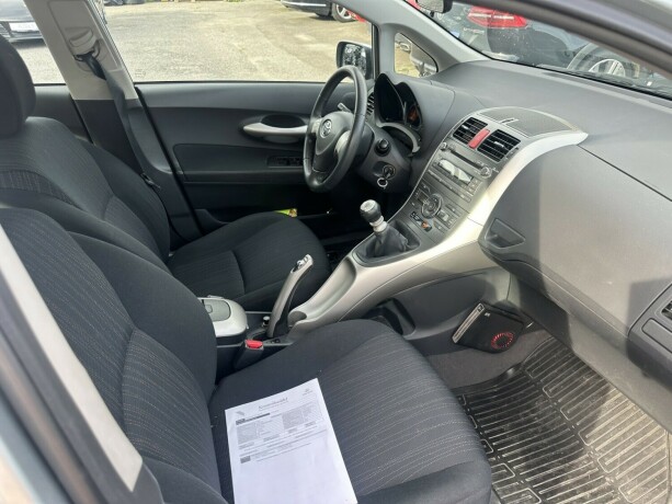toyota-auris-bensin-2010-big-8