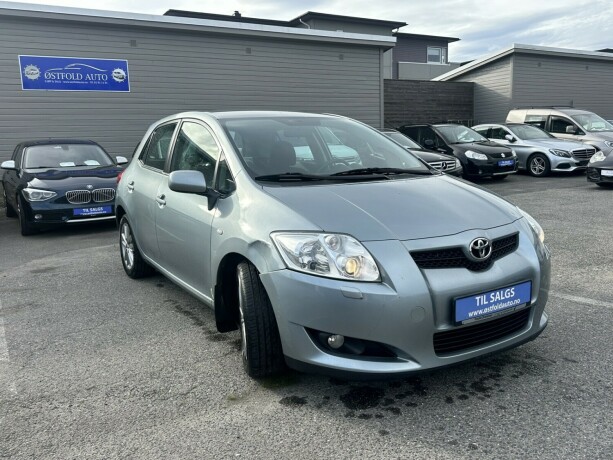 toyota-auris-bensin-2010-big-2