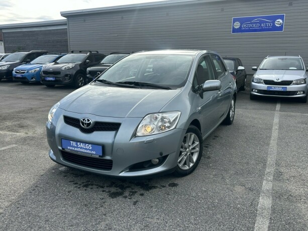 toyota-auris-bensin-2010-big-0