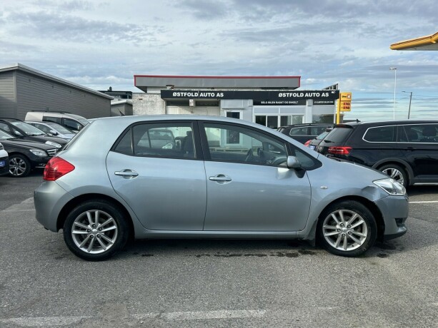 toyota-auris-bensin-2010-big-3