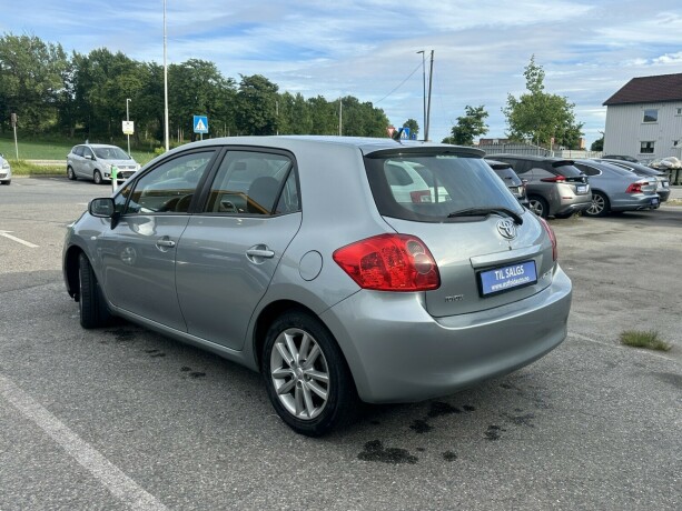 toyota-auris-bensin-2010-big-6