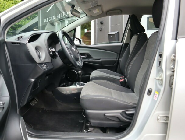 toyota-yaris-elektrisitetbensin-2015-big-7