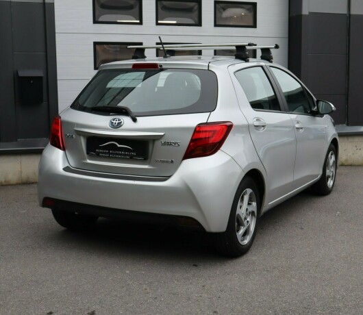 toyota-yaris-elektrisitetbensin-2015-big-3