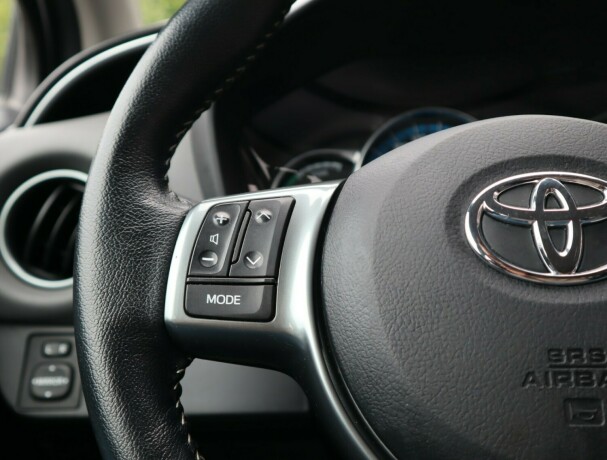 toyota-yaris-elektrisitetbensin-2015-big-12