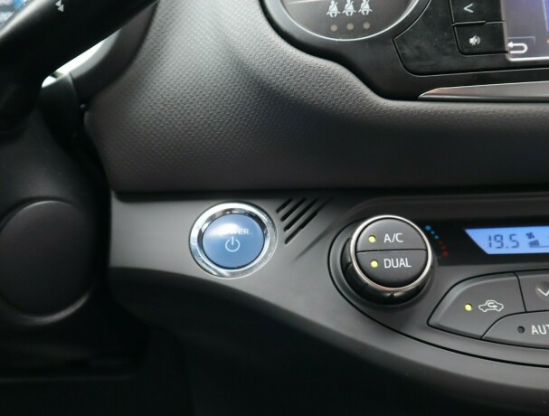 toyota-yaris-elektrisitetbensin-2015-big-15