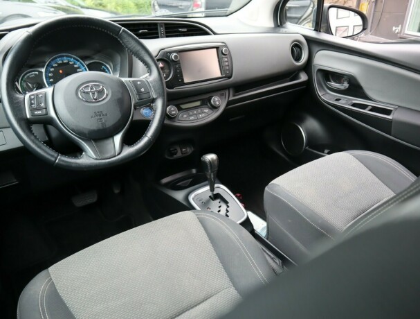 toyota-yaris-elektrisitetbensin-2015-big-8