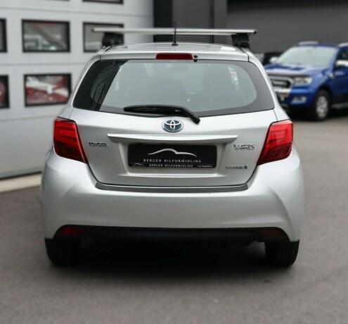 toyota-yaris-elektrisitetbensin-2015-big-5