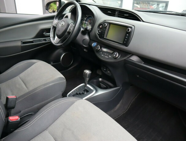 toyota-yaris-elektrisitetbensin-2015-big-9