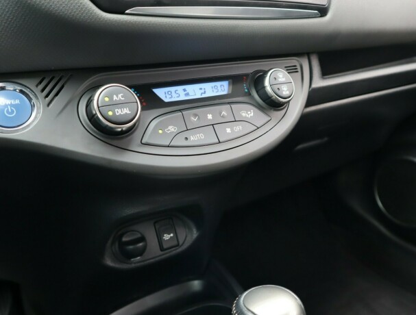 toyota-yaris-elektrisitetbensin-2015-big-16
