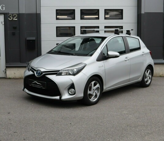 toyota-yaris-elektrisitetbensin-2015-big-0