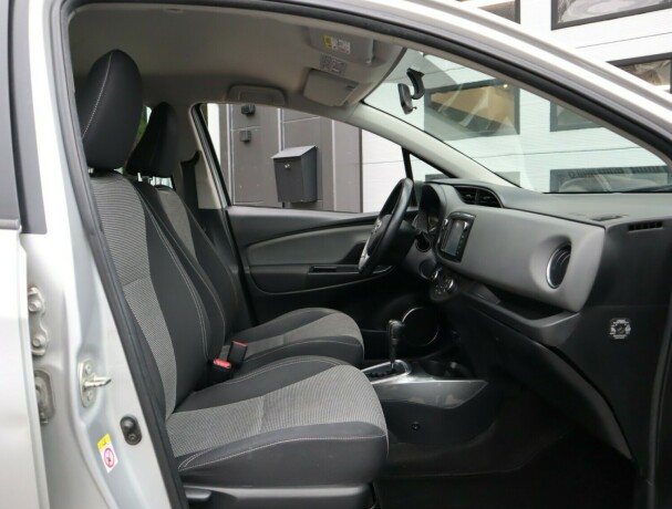 toyota-yaris-elektrisitetbensin-2015-big-10