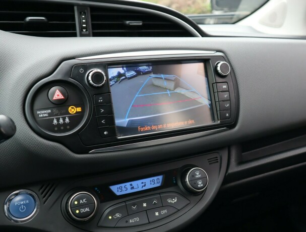 toyota-yaris-elektrisitetbensin-2015-big-18