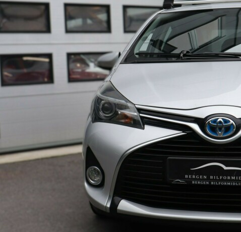 toyota-yaris-elektrisitetbensin-2015-big-6