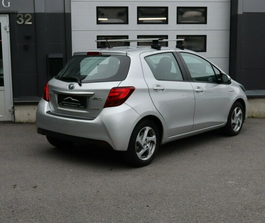 toyota-yaris-elektrisitetbensin-2015-big-1