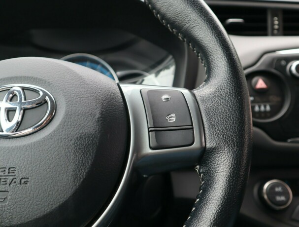 toyota-yaris-elektrisitetbensin-2015-big-13
