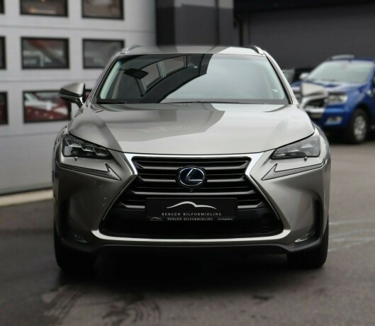 lexus-nx300h-bensin-2015-big-2