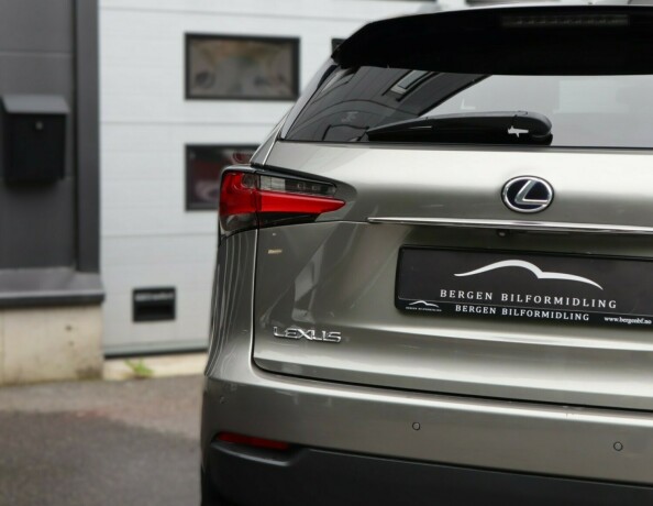 lexus-nx300h-bensin-2015-big-24