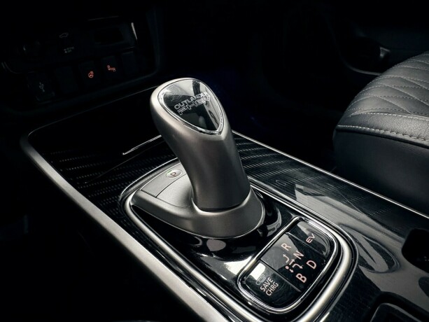mitsubishi-outlander-plug-in-petrol-2018-big-15