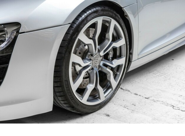 audi-r8-bensin-2012-big-3