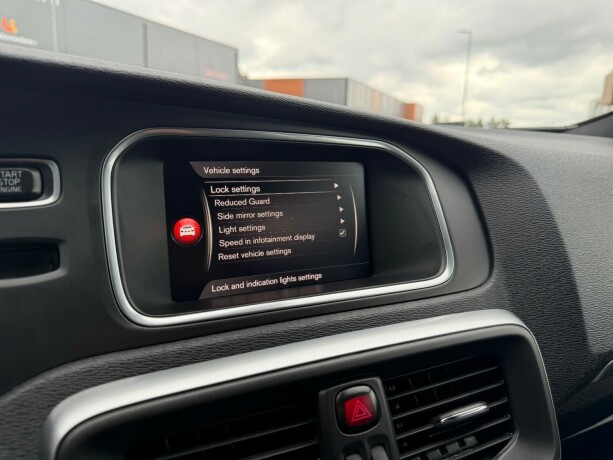 volvo-v40-bensin-2018-big-25