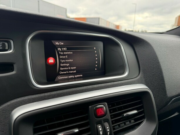 volvo-v40-bensin-2018-big-28