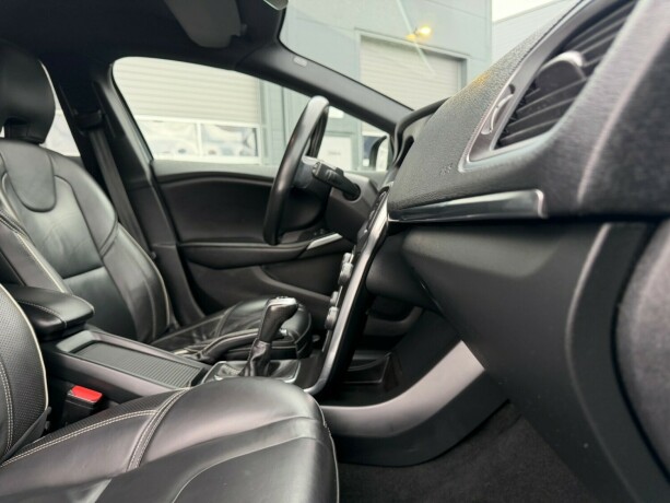 volvo-v40-bensin-2018-big-13