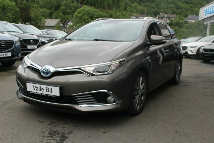 toyota-auris-elektrisitetbensin-2017-big-1