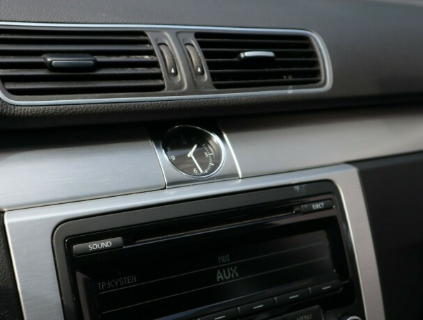 volkswagen-passat-diesel-2012-big-9